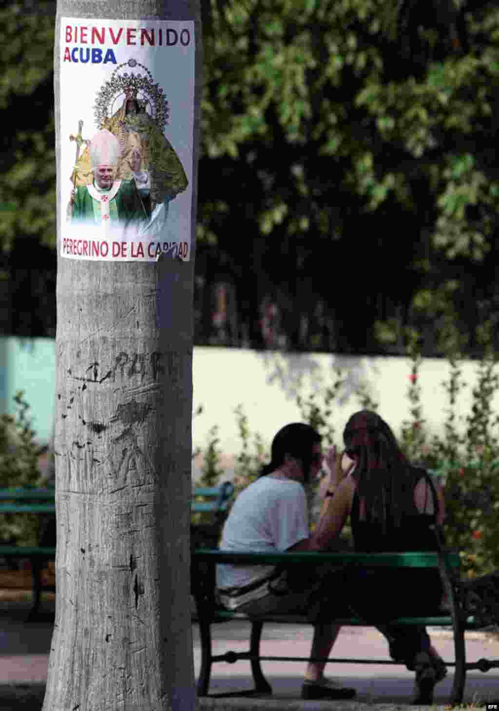 Fotografía de un cartel de bienvenida al papa Benedicto XVI hoy, lunes 19 de marzo, en La Habana (Cuba). El Pontífice llegará a la isla el próximo día 26 para una visita de tres días.