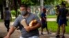 Un hombre carga el pan mientras viaja en bicicleta por una calle de La Habana. (AP/Ramon Espinosa)