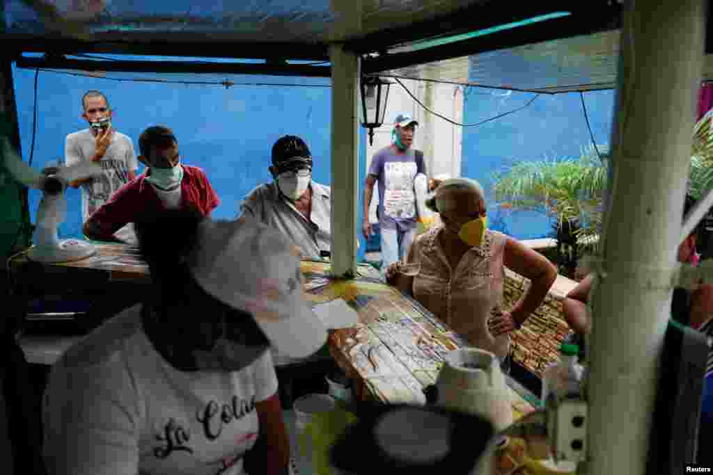 Artemiseños compran meriendas en un kiosco. La provincia experimenta una nueva ola de contagios de COVID-19. REUTERS/Alexandre Meneghini