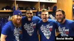 Yasiel Puig (2do izq) con Justin Turner (izq) y otros compañeros de los Dodgers, en una publicidad para la venta de camisetas "Caballo Loco", cuya recaudación irá a su fundación infantil.