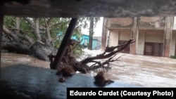 Las aguas del río corrieron por las calles de Velasco, en Holguín.