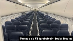 El interior de un avión de Global X Airlines la compañía que realiza los vuelos de deportación desde Estados Unidos a Cuba.