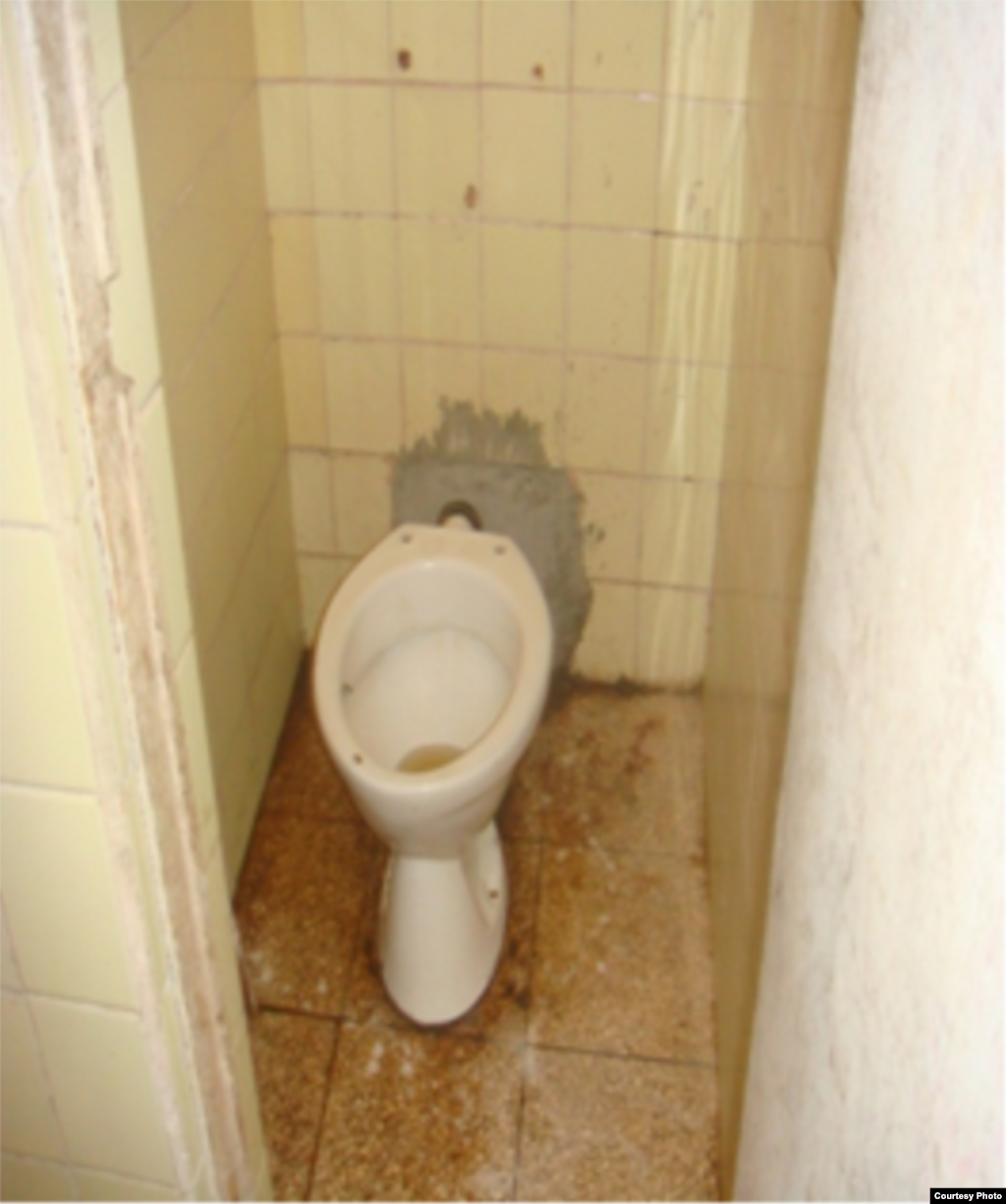 Un recorrido por un centro universitario en Santiago de Cuba, a pocos días de iniciarse el curso escolar 2010-2013 muestra el deterioro de las instalaciones.