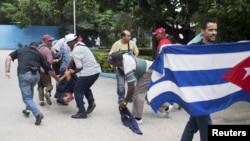 Archivo. El arresto del periodista independiente Yuri Valle el 10 de diciembre de 2015 cuando cubría una manifestación por el Día Internacional de los Derechos Humanos. Actualmente cumple cinco años de prisión en el Combinado del Este. REUTERS/Alexandre Meneghini