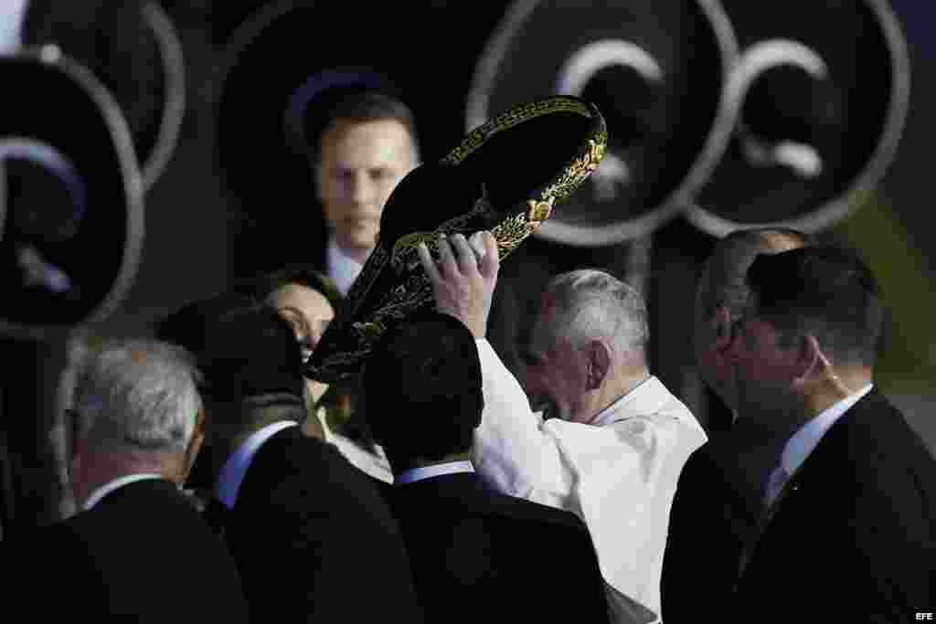 El papa Francisco (i) saluda a un grupo de mariachis a su llegada a México.