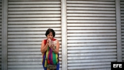 Una mujer se conecta a internet en la calle 23 La Habana (Cuba).