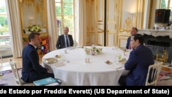 El secretario Marco Rubio en un almuerzo de trabajo con el presidente francés, Emmanuel Macron; el ministro de Asuntos Exteriores, Jean-Noël Barrot; y el enviado especial, Steve Witkoff, en el Palacio del Elíseo en París, Francia, el 17 de abril de 2025. 
