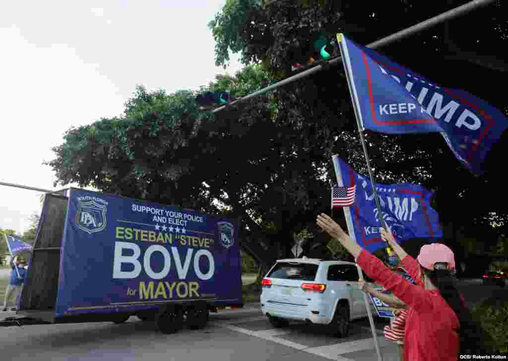 Partidarios a la reelección del Presidente Trump en la Biblioteca de Coral Gables.