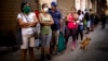 Cubanos hacen fila para comprar alimentos.