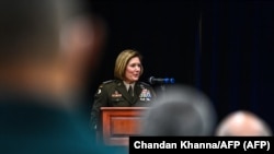 La actual comandante del Comando Sur de EE. UU., la general Laura J. Richardson, habla durante la ceremonia de cambio de mando del Comando Sur de EE. UU. (SOUTHCOM) en la sede de SOUTHCOM en Doral, Florida, el 29 de octubre de 2021. (Foto de CHANDAN KHANNA / AFP).