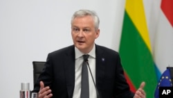 El ministro francés de Economía, Bruno Le Maire, hace declaraciones durante una reunión con sus colegas europeos en París, el viernes 25 de febrero de 2022. (AP Foto/Francois Mori)