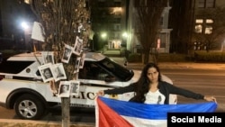 La activista cubana Anamely Ramos protesta frente a la Embajada de Cuba en Washington.
