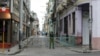 Un policía vigila un barrio de La Habana que permanece aislado por casos de coronavirus. (REUTERS/Stringer)