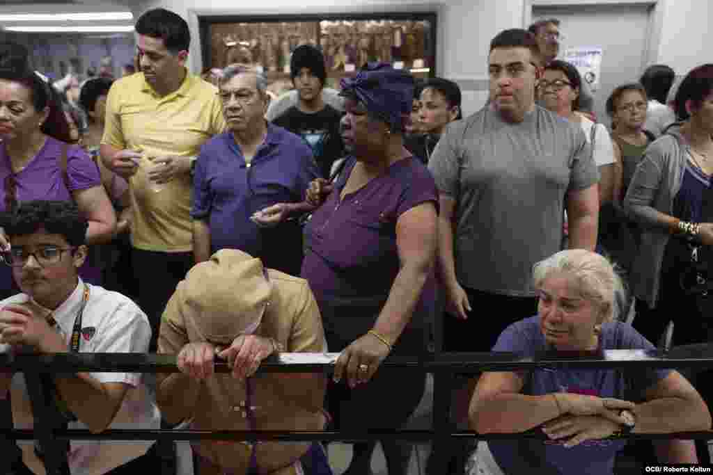 Cientos de creyentes de diferentes nacionalidades acudieron este 17 de diciembre al Rincón de San Lázaro en la ciudad de Hialeah.