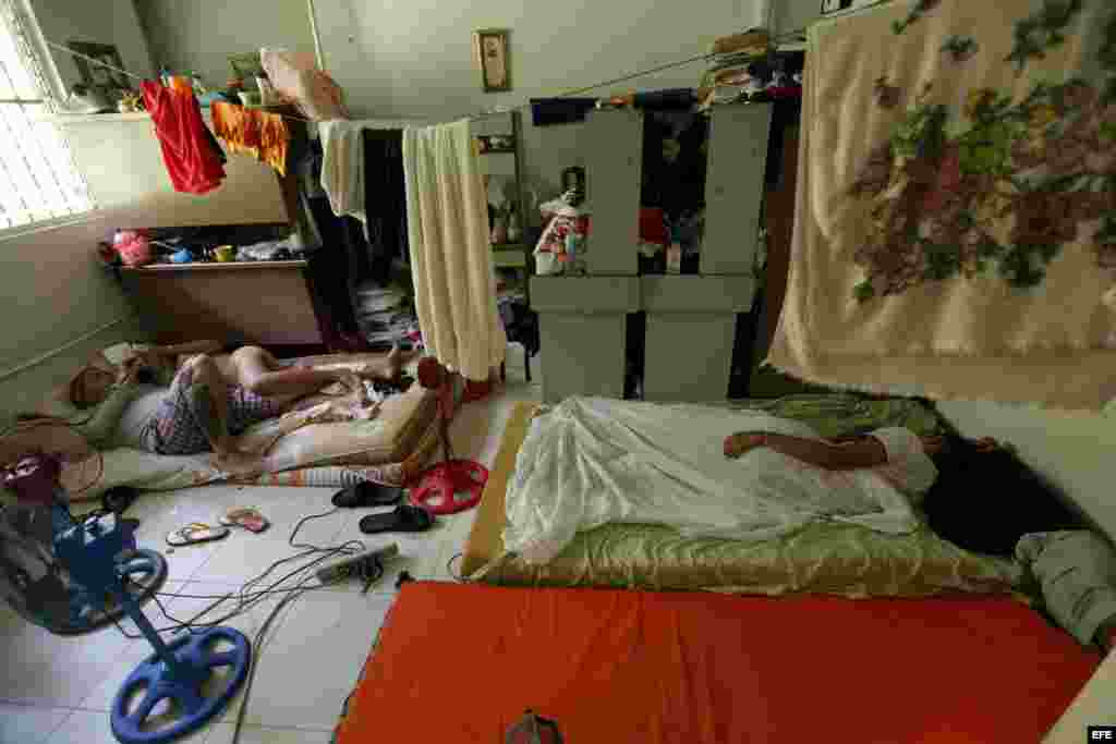 El director en Panamá de la Pastoral Social Cáritas, Víctor Berrío (i), conversa con un grupo de cubanos en un refugio de la institución hoy, viernes 13 de enero de 2017, en Ciudad de Panamá (Panamá). Los más de 70 cubanos que se encuentran hospedados en