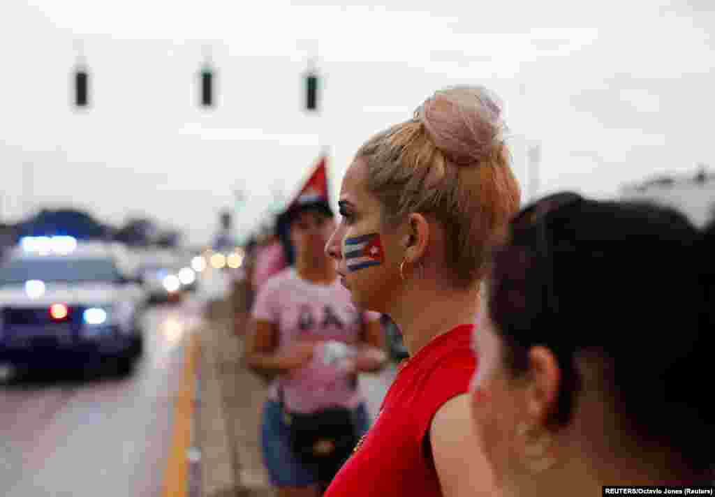 Una mujer con una bandera cubana pintada en su mejilla, protesta en contra del gobierno cubano en Tampa. Foto: REUTERS/Octavio Jones..