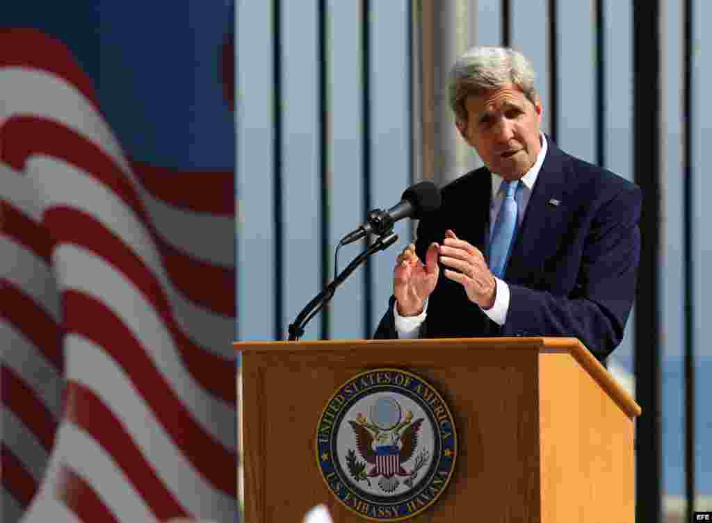 El secretario estadounidense de Estado John Kerry habla hoy, viernes 14 de agosto de 2015, durante la ceremonia de izado de la bandera estadounidense en la embajada de ese país en La Habana, Cuba. Kerry afirmó sentirse "en casa".