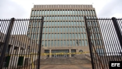  Vista de la embajada de los Estados Unidos el viernes 29 de septiembre de 2017, en La Habana (Cuba). Estados Unidos ordenó hoy la retirada de todo su personal no esencial en su embajada en Cuba, que supone "más de la mitad" de sus funcionarios allí, en r