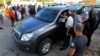 Yoan Orlando Milián habla con la prensa tras adquirir un Toyota Land Cruiser del 2011 en un concesionario de La Habana, el 25 de febrero del 2020. (Reuters/Archivo)