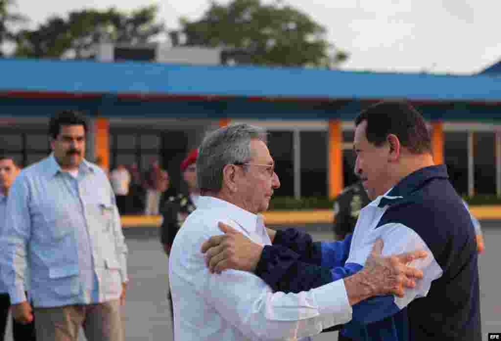 El fallecido presidente venezolano, Hugo Chávez, junto a su homólogo cubano, Raúl Castro (c), y cerca del entonces canciller venezolano, Nicolás Maduro (i), antes de iniciar su viaje de retorno a Caracas desde la ciudad de La Habana en mayo del 2012.