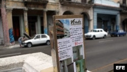 Un cartel anuncia la venta de una vivienda en un parque de La Habana (Cuba).