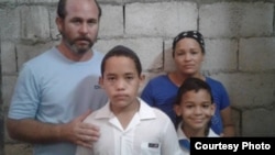 Olainis Tejeda Beltrán junto a su esposa e hijos.