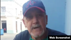  El cubano Bárbaro de Cespedes fue detenido en Camagüey por repartir papeles que tenían frases de José Martí.