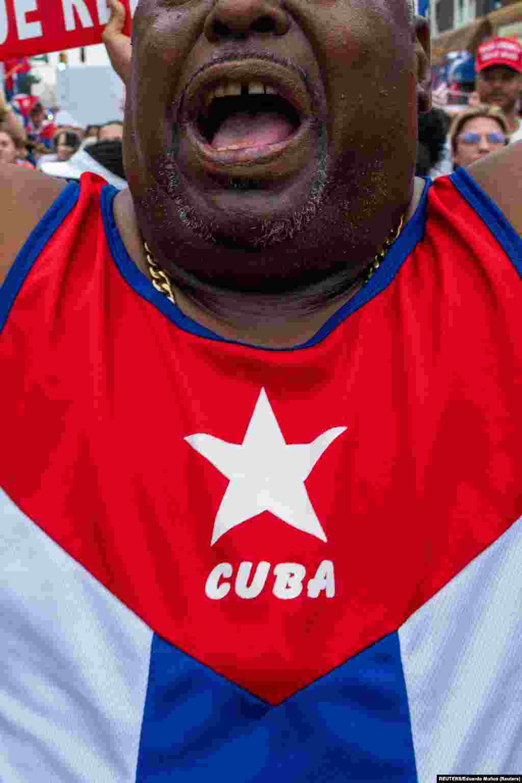 En Nueva Jersey un exiliado cubano grita consignas contra el gobierno cubano. Foto: REUTERS/Eduardo Muñoz.