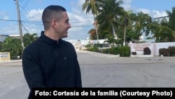 El preso político cubano Andy García Lorenzo, manifestante del 11 de julio de 2021, sale de la cárcel.