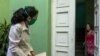 Una doctora chequea a pacientes en sus domicilios, en La Habana.