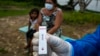 Una trabajadora sanitaria del gobierno muestra el resultado de una prueba de COVID-19 tomada el lunes en la isla de Marajó, en el estado de Pará (Tarso Sarraf/AFP).