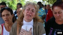 Inés González (c), madre de uno de los fallecidos en el desastre aéreo que cobró la vida de 108 ocupantes del avión accidentado ayer en la Habana, llora al salir del instituto de Medicina Legal donde se identifica a las víctimas.