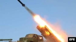 Fuerzas militares norcoreanas lanzando un misil en una locación sin identificar (Archivo)