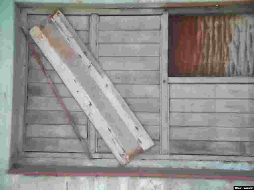 La Red Cubana de Comunicadores muestra la situación del inmueble en Calzada de Luyanó, entre Concha y Teresa Blanco, municipio Diez de Octubre, en la capital.