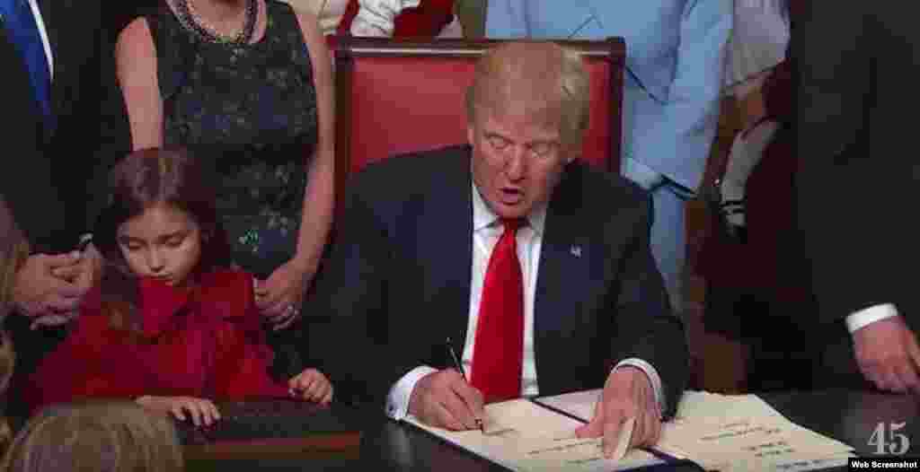 El presidente Donald Trump firma una ley que allana el camino a la confirmación de su secretario de Defensa designado, el ex general de Marines James Mattis.