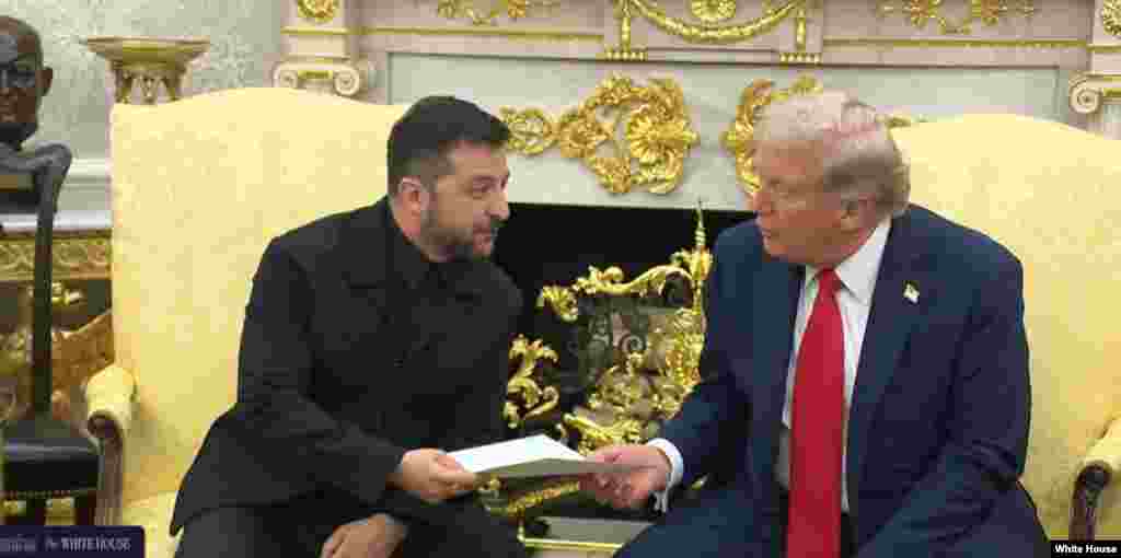El presidente de Ucrania, Volodymyr Zelenskyy, entrega a Trump una carta enviada por su esposa, Olena Zelenska, a la primera dama de EEUU, Melania Trump, en la Casa Blanca. 