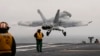 Un avión F/A-18 E despega del portaaviones USS Gerald R. Ford el 5 de octubre de 2022, cerca de la costa de Virginia. (AP Photo/Steve Helber, File)