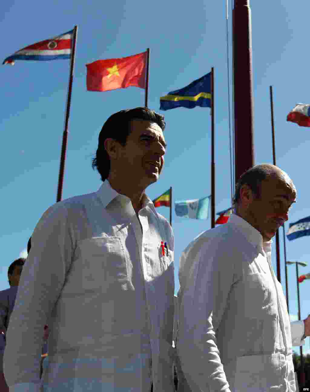 El ministro de Economía y Competitividad de España, Luis De Guindos; el de Industria, Energía y Turismo, José Manuel Soria asisten en la inauguración de la Feria Internacional de La Habana el 2 de noviembre de 2015.