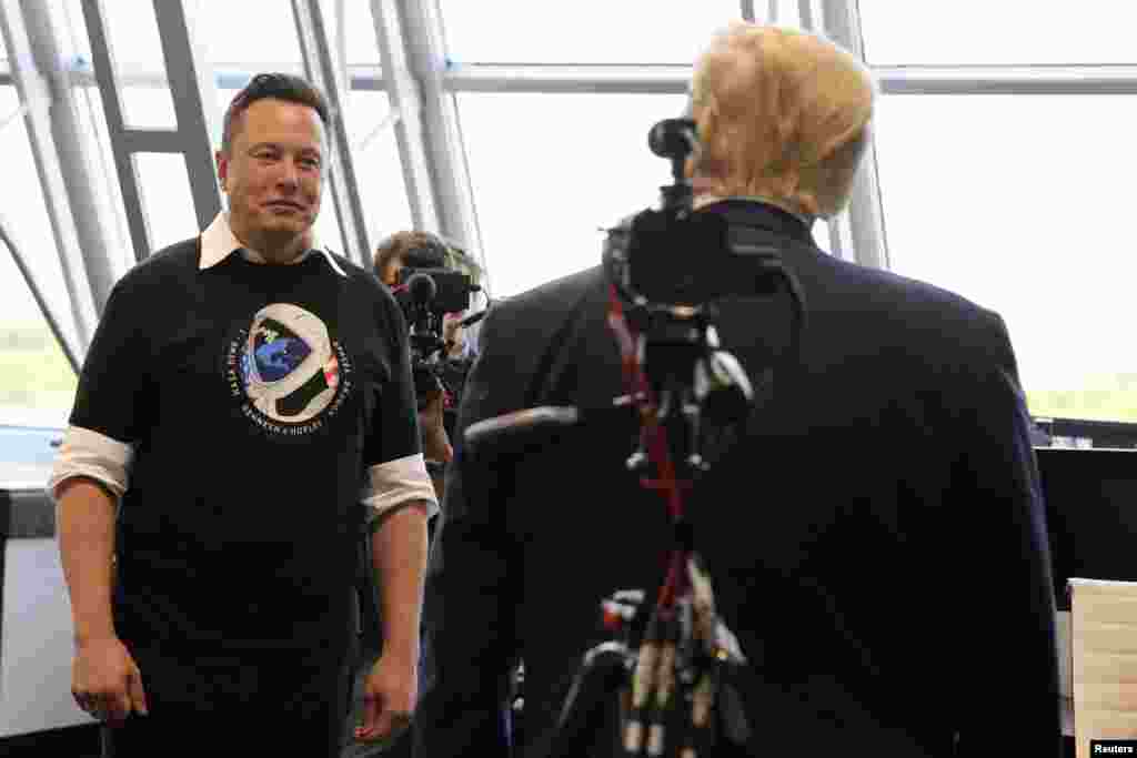 Elon Musk, presidente de SpaceX, habla con el presidente Donald Trump en Cabo Cañaveral, el 30 de mayo del 2020.