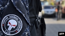 En esta foto de archivo tomada el 1 de abril de 2019, un miembro de las Fuerzas de Acción Especial de Venezuela (FAES) se encuentra en un puesto de control durante una operación de seguridad en el municipio de El Valle, en Caracas. (STR/AFP).