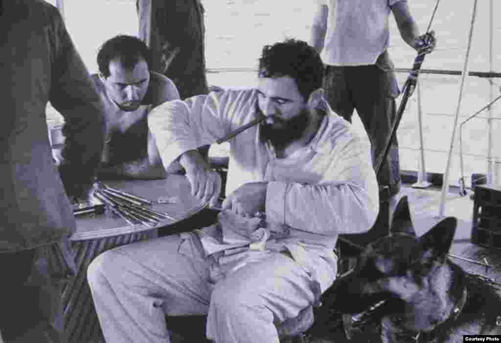 Fidel Castro prepara la puntas de las varillas de su escopeta de caza submarina.(Luis Domínguez)