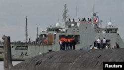 La tripulación del submarino ruso de propulsión nuclear Kazán observa el paso del barco patrullero de la marina canadiense HMCS Margaret Brooke a su llegada a la bahía de La Habana. (REUTERS/Stringer/Archivo)