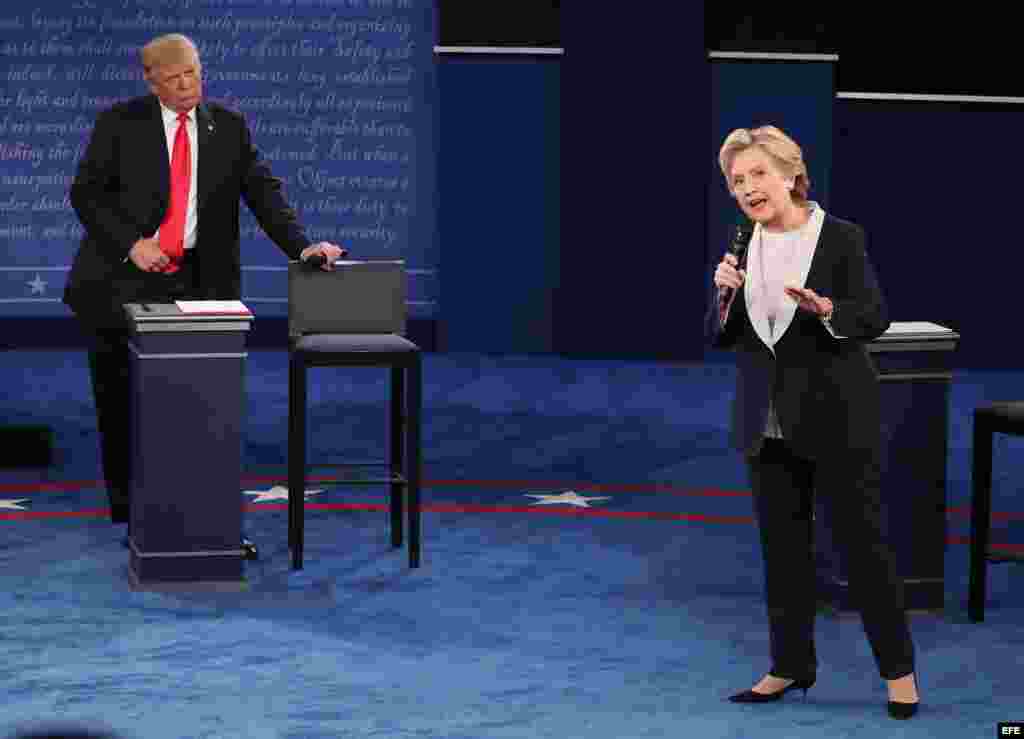 Hillary Clinton se dirige a la audiencia en el segundo debate presidencial.