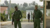 Uniformados cubanos a la entrada de una cárcel.