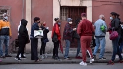 Fumigan calles y fachadas en barrios de La Habana, pero ¿y las colas?