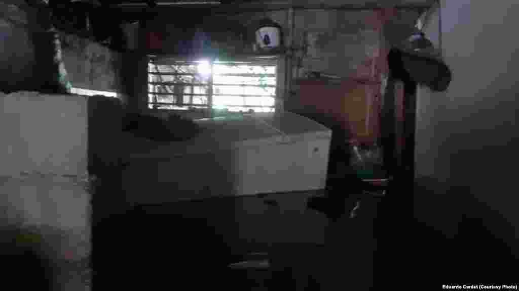 Residentes como el médico opositor Eduardo Cardet perdieron todo en la inundación. 